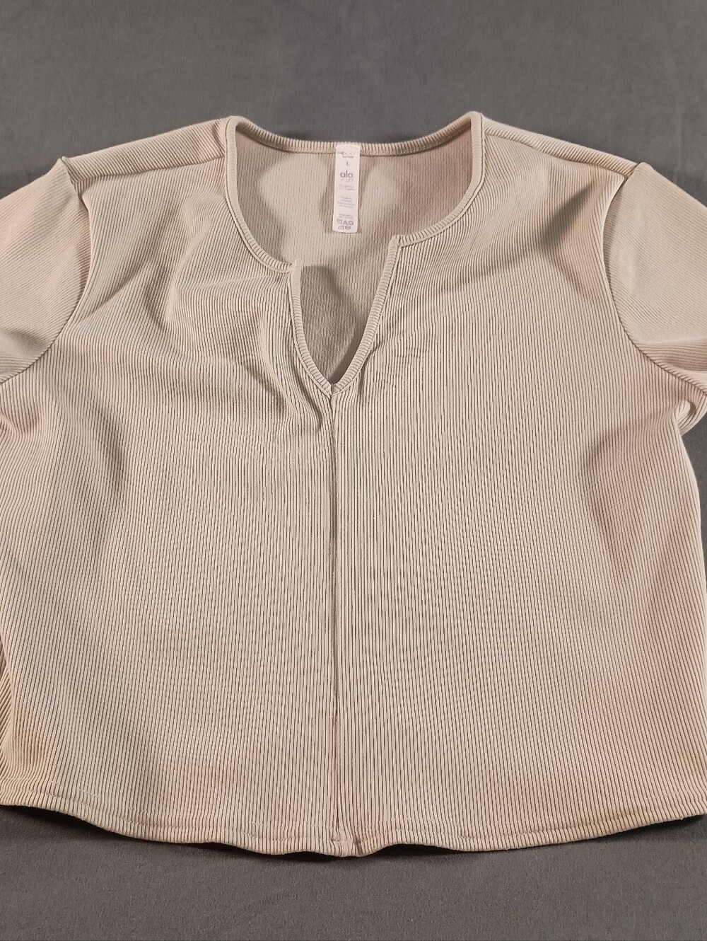 ALO Yoga Ribbed Short Sleeve Crop Top Performance Wear Beige V-Neck Women's L
